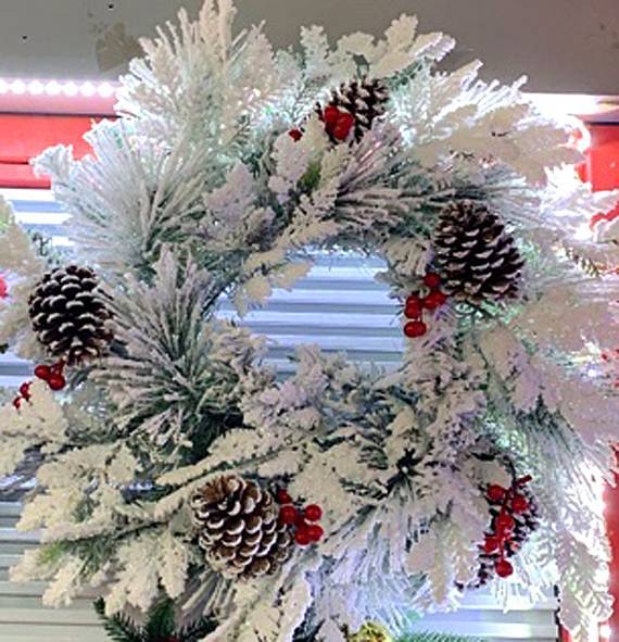 Χριστουγεννιάτικο στεφάνι - χιονισμένο με κουκουνάρια 50εκ.