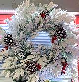 Χριστουγεννιάτικο στεφάνι - χιονισμένο με κουκουνάρια 80εκ.